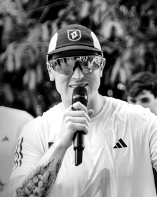 Yann Rodrigues falando ao microfone num treino da BORA, em preto e branco